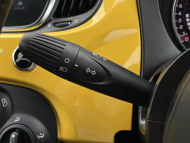 アバルト ５９５ 東京都 2022(令4)年 3.3万km ジャッロモデナ 純正ディスプレイオーディオ/Bluetooth接続/USB/AppleCarPlay/AndroidAuto/純正フロアマット/HIDヘッドライト/バックソナー/コーナーセンサー/フォグライト/アルミペダル/純正16インチアルミホイール