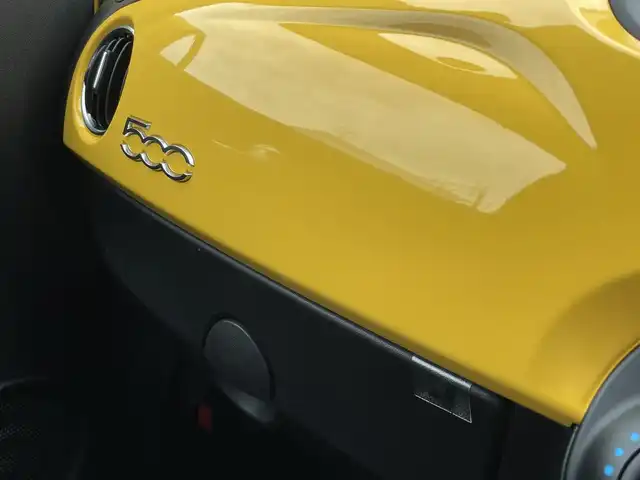 アバルト ５９５ 東京都 2022(令4)年 3.3万km ジャッロモデナ 純正ディスプレイオーディオ/Bluetooth接続/USB/AppleCarPlay/AndroidAuto/純正フロアマット/HIDヘッドライト/バックソナー/コーナーセンサー/フォグライト/アルミペダル/純正16インチアルミホイール