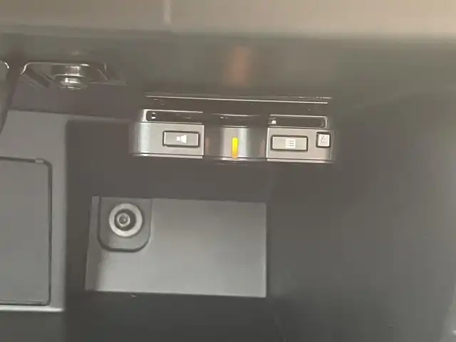 アバルト ５９５ 東京都 2022(令4)年 3.3万km ジャッロモデナ 純正ディスプレイオーディオ/Bluetooth接続/USB/AppleCarPlay/AndroidAuto/純正フロアマット/HIDヘッドライト/バックソナー/コーナーセンサー/フォグライト/アルミペダル/純正16インチアルミホイール