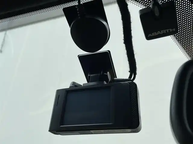 アバルト ５９５ 東京都 2022(令4)年 3.3万km ジャッロモデナ 純正ディスプレイオーディオ/Bluetooth接続/USB/AppleCarPlay/AndroidAuto/純正フロアマット/HIDヘッドライト/バックソナー/コーナーセンサー/フォグライト/アルミペダル/純正16インチアルミホイール