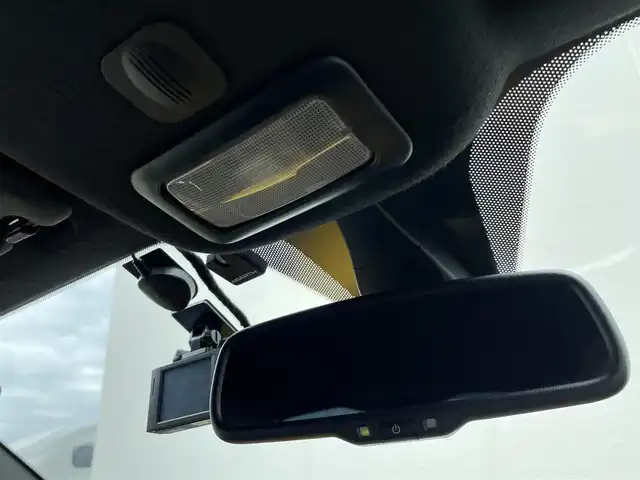 アバルト ５９５ 東京都 2022(令4)年 3.3万km ジャッロモデナ 純正ディスプレイオーディオ/Bluetooth接続/USB/AppleCarPlay/AndroidAuto/純正フロアマット/HIDヘッドライト/バックソナー/コーナーセンサー/フォグライト/アルミペダル/純正16インチアルミホイール