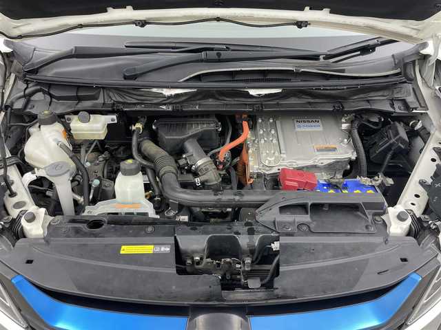 日産 セレナ e－パワー ハイウェイスター V 岡山県 2018(平30)年 8.2万km ブリリアントホワイトパール 純正9インチナビ/型番:MM517D-L/（CD/DVD/TV/BT/USB)/フリップダウンモニター/全方位カメラ/プロパイロット/パーキングアシスト/両側パワースライドドア/シートヒーター/デジタルインナミラー/オートライト/ステアリングリモコン/ETC/純正フロアマット/純正ドアバイザー