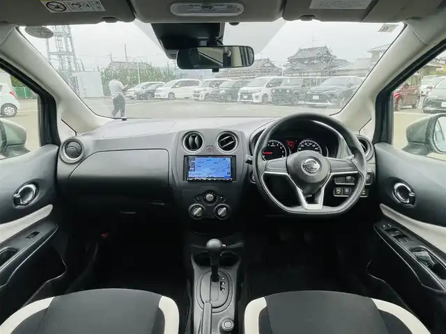日産 ノート X 熊本県 2019(令1)年 6.6万km ダークメタルグレー 社外ナビ/・AM/FM/CD/BT/・バックカメラ/ETC/衝突軽減ブレーキ/横滑り防止装置/レーンキープアシスト/オートライト/電動格納ミラー/ウインカーミラー/社外フロアマット/アイドリングストップ/プッシュスタート/スマートキー