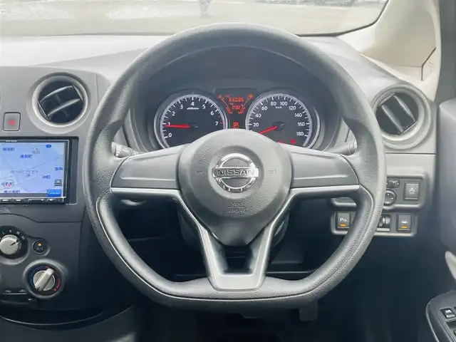 日産 ノート X 熊本県 2019(令1)年 6.6万km ダークメタルグレー 社外ナビ/・AM/FM/CD/BT/・バックカメラ/ETC/衝突軽減ブレーキ/横滑り防止装置/レーンキープアシスト/オートライト/電動格納ミラー/ウインカーミラー/社外フロアマット/アイドリングストップ/プッシュスタート/スマートキー