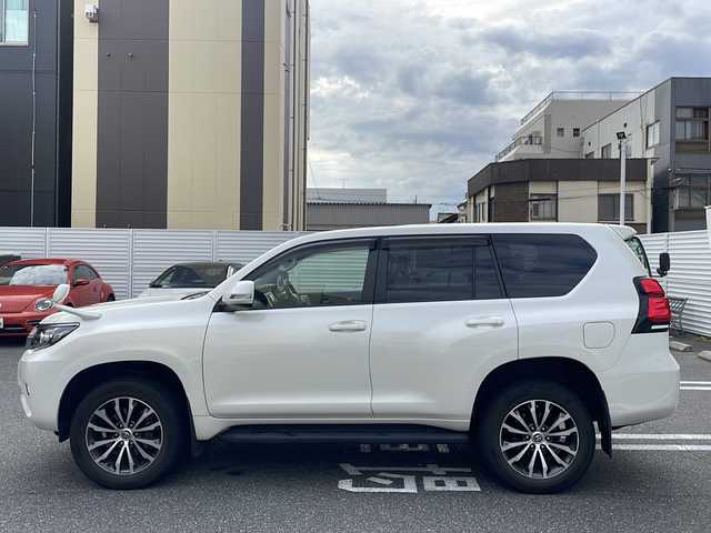 トヨタ ランドクルーザー プラド TX Lパッケージ 広島県 2020(令2)年 2.7万km ホワイトパールクリスタルシャイン /登録時走行距離/　　　　　　　26421キロ/ワンオーナー/4WD/純正ナビ/バックカメラ/地デジ/黒革シート/エアシート/PCS/スペアキー×１/ビルトインETC/新車時整備手帳/　　【保証書】/取扱説明書/