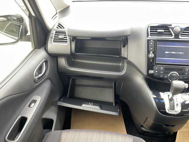 日産 セレナ ハイウェイS S HV Aセーフ 長野県 2014(平26)年 7.2万km ブリリアントシルバー ・純正8インチSDナビゲーション/CD DVD フルセグTV Bluetooth/・全方位カメラ/・ETC/・レーンキープアシスト/・コーナーセンサー/・クルーズコントロール/・両側パワースライドドア/・アイドリングストップ/・横滑り防止装置/・純正16インチアルミホイール/・HIDヘッドライト/・オートライト/・フォグライト/・ウィンカーミラー/・電動格納ミラー/・フロアマット/・スマートキー/・エンジンプッシュスタート