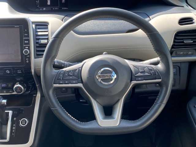 日産 セレナ ハイウェイスター Vセレクション 兵庫県 2017(平29)年 8.2万km マルーンレッド 2トーン 純正ナビ（AM/FM/BT/DVD/AUX)/・フルセグTV/衝突軽減ブレーキ/パーキングアシスト/アイドリングストップ/両側パワースライドドア/横滑り防止/クルーズコントロール/純正マット/フリップダウンモニター/ドライブレコーダー/ビルトインETC/ECOモード