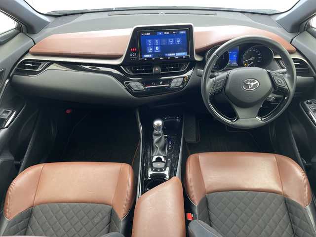 トヨタ Ｃ－ＨＲ G モード ブルーノ 沖縄県 2019(令1)年 5.8万km ダークブラウンマイカメタリック/ホワイトパールクリスタルシャイン 純正９インチナビ(NSZT-Y68T)　/(フルセグＴＶ　ＣＤ　ＤＶＤ　Bluetooth)　/バックカメラ　/ＥＴＣ　/ドライブレコーダー前後　/トヨタセーフティセンス/・衝突被害軽減ブレーキ (プリクラッシュセーフティ)																																																	/・追従ドライブ支援機能 (レーダークルーズコントロール)																									/・車線はみ出しアラート (レーンディパーチャーアラート)																									/・自動ハイビーム (オートマチックハイビーム)																									/ハーフレザー/シートヒーター　/ステアリングスイッチ/コーナーセンサー　　/ＢＳＭ　/ＬＥＤヘッドライト/オートライト/純正フロアマット/純正18インチアルミホイール/ドアバイザー/保証書/取扱説明書