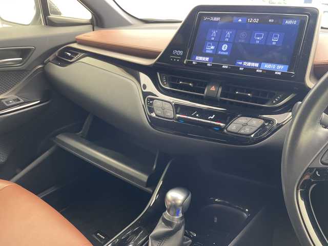 トヨタ Ｃ－ＨＲ G モード ブルーノ 沖縄県 2019(令1)年 5.8万km ダークブラウンマイカメタリック/ホワイトパールクリスタルシャイン 純正９インチナビ(NSZT-Y68T)　/(フルセグＴＶ　ＣＤ　ＤＶＤ　Bluetooth)　/バックカメラ　/ＥＴＣ　/ドライブレコーダー前後　/トヨタセーフティセンス/・衝突被害軽減ブレーキ (プリクラッシュセーフティ)																																																	/・追従ドライブ支援機能 (レーダークルーズコントロール)																									/・車線はみ出しアラート (レーンディパーチャーアラート)																									/・自動ハイビーム (オートマチックハイビーム)																									/ハーフレザー/シートヒーター　/ステアリングスイッチ/コーナーセンサー　　/ＢＳＭ　/ＬＥＤヘッドライト/オートライト/純正フロアマット/純正18インチアルミホイール/ドアバイザー/保証書/取扱説明書