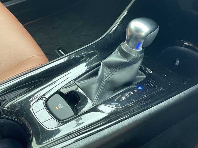 トヨタ Ｃ－ＨＲ G モード ブルーノ 沖縄県 2019(令1)年 5.8万km ダークブラウンマイカメタリック/ホワイトパールクリスタルシャイン 純正９インチナビ(NSZT-Y68T)　/(フルセグＴＶ　ＣＤ　ＤＶＤ　Bluetooth)　/バックカメラ　/ＥＴＣ　/ドライブレコーダー前後　/トヨタセーフティセンス/・衝突被害軽減ブレーキ (プリクラッシュセーフティ)																																																	/・追従ドライブ支援機能 (レーダークルーズコントロール)																									/・車線はみ出しアラート (レーンディパーチャーアラート)																									/・自動ハイビーム (オートマチックハイビーム)																									/ハーフレザー/シートヒーター　/ステアリングスイッチ/コーナーセンサー　　/ＢＳＭ　/ＬＥＤヘッドライト/オートライト/純正フロアマット/純正18インチアルミホイール/ドアバイザー/保証書/取扱説明書