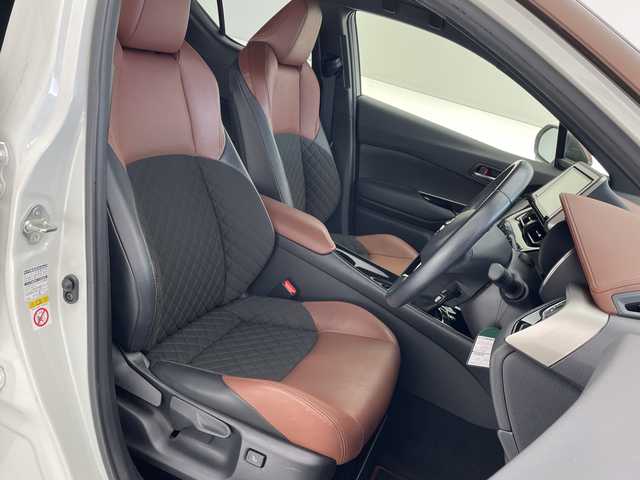 トヨタ Ｃ－ＨＲ G モード ブルーノ 沖縄県 2019(令1)年 5.8万km ダークブラウンマイカメタリック/ホワイトパールクリスタルシャイン 純正９インチナビ(NSZT-Y68T)　/(フルセグＴＶ　ＣＤ　ＤＶＤ　Bluetooth)　/バックカメラ　/ＥＴＣ　/ドライブレコーダー前後　/トヨタセーフティセンス/・衝突被害軽減ブレーキ (プリクラッシュセーフティ)																																																	/・追従ドライブ支援機能 (レーダークルーズコントロール)																									/・車線はみ出しアラート (レーンディパーチャーアラート)																									/・自動ハイビーム (オートマチックハイビーム)																									/ハーフレザー/シートヒーター　/ステアリングスイッチ/コーナーセンサー　　/ＢＳＭ　/ＬＥＤヘッドライト/オートライト/純正フロアマット/純正18インチアルミホイール/ドアバイザー/保証書/取扱説明書