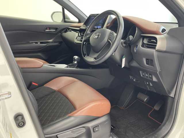 トヨタ Ｃ－ＨＲ G モード ブルーノ 沖縄県 2019(令1)年 5.8万km ダークブラウンマイカメタリック/ホワイトパールクリスタルシャイン 純正９インチナビ(NSZT-Y68T)　/(フルセグＴＶ　ＣＤ　ＤＶＤ　Bluetooth)　/バックカメラ　/ＥＴＣ　/ドライブレコーダー前後　/トヨタセーフティセンス/・衝突被害軽減ブレーキ (プリクラッシュセーフティ)																																																	/・追従ドライブ支援機能 (レーダークルーズコントロール)																									/・車線はみ出しアラート (レーンディパーチャーアラート)																									/・自動ハイビーム (オートマチックハイビーム)																									/ハーフレザー/シートヒーター　/ステアリングスイッチ/コーナーセンサー　　/ＢＳＭ　/ＬＥＤヘッドライト/オートライト/純正フロアマット/純正18インチアルミホイール/ドアバイザー/保証書/取扱説明書