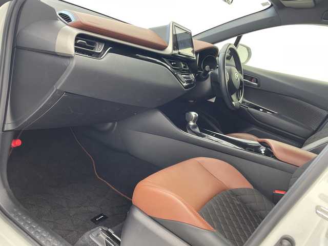 トヨタ Ｃ－ＨＲ G モード ブルーノ 沖縄県 2019(令1)年 5.8万km ダークブラウンマイカメタリック/ホワイトパールクリスタルシャイン 純正９インチナビ(NSZT-Y68T)　/(フルセグＴＶ　ＣＤ　ＤＶＤ　Bluetooth)　/バックカメラ　/ＥＴＣ　/ドライブレコーダー前後　/トヨタセーフティセンス/・衝突被害軽減ブレーキ (プリクラッシュセーフティ)																																																	/・追従ドライブ支援機能 (レーダークルーズコントロール)																									/・車線はみ出しアラート (レーンディパーチャーアラート)																									/・自動ハイビーム (オートマチックハイビーム)																									/ハーフレザー/シートヒーター　/ステアリングスイッチ/コーナーセンサー　　/ＢＳＭ　/ＬＥＤヘッドライト/オートライト/純正フロアマット/純正18インチアルミホイール/ドアバイザー/保証書/取扱説明書