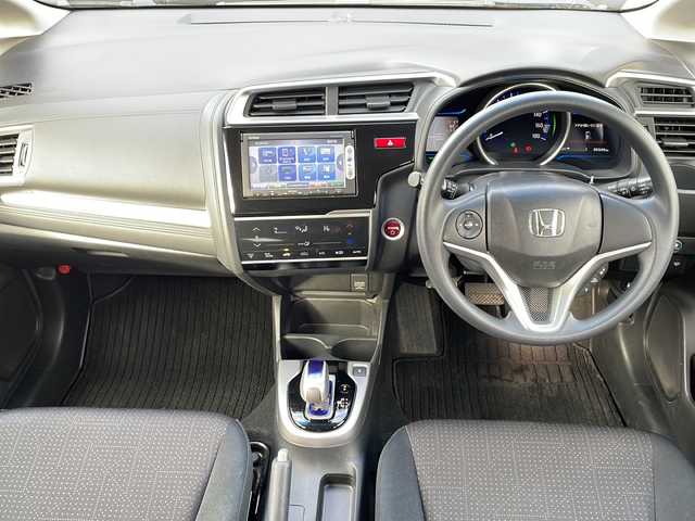 ホンダ フィット ハイブリット Fパッケージ 青森県 2014(平26)年 8.4万km プレミアムホワイトパール ・4WD/・純正ナビ/・ワンセグ/・CD/DVD/Bluetooth/・バックカメラ/・衝突被害軽減ブレーキ/・ワイパーデアイサー/・オートライト/・LEDヘッドライト/・LEDフォグランプ/・ETC/・横滑り防止装置/・アイドリングストップ/・純正フロアマット/・社外AW15インチ/・電動格納ミラー/・スマートキー/・スペアキー有