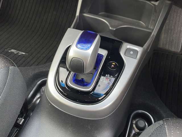 ホンダ フィット ハイブリット Fパッケージ 青森県 2014(平26)年 8.4万km プレミアムホワイトパール ・4WD/・純正ナビ/・ワンセグ/・CD/DVD/Bluetooth/・バックカメラ/・衝突被害軽減ブレーキ/・ワイパーデアイサー/・オートライト/・LEDヘッドライト/・LEDフォグランプ/・ETC/・横滑り防止装置/・アイドリングストップ/・純正フロアマット/・社外AW15インチ/・電動格納ミラー/・スマートキー/・スペアキー有