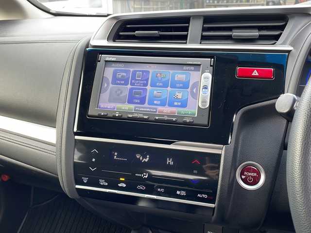 ホンダ フィット ハイブリット Fパッケージ 青森県 2014(平26)年 8.4万km プレミアムホワイトパール ・4WD/・純正ナビ/・ワンセグ/・CD/DVD/Bluetooth/・バックカメラ/・衝突被害軽減ブレーキ/・ワイパーデアイサー/・オートライト/・LEDヘッドライト/・LEDフォグランプ/・ETC/・横滑り防止装置/・アイドリングストップ/・純正フロアマット/・社外AW15インチ/・電動格納ミラー/・スマートキー/・スペアキー有