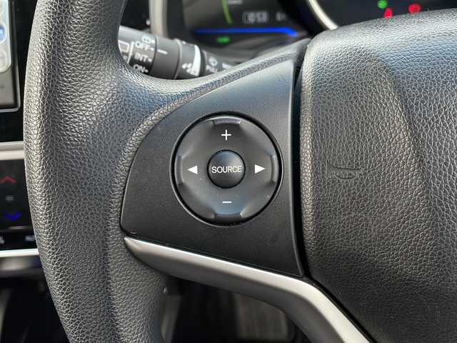 ホンダ フィット ハイブリット Fパッケージ 青森県 2014(平26)年 8.4万km プレミアムホワイトパール ・4WD/・純正ナビ/・ワンセグ/・CD/DVD/Bluetooth/・バックカメラ/・衝突被害軽減ブレーキ/・ワイパーデアイサー/・オートライト/・LEDヘッドライト/・LEDフォグランプ/・ETC/・横滑り防止装置/・アイドリングストップ/・純正フロアマット/・社外AW15インチ/・電動格納ミラー/・スマートキー/・スペアキー有