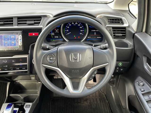 ホンダ フィット ハイブリット Fパッケージ 青森県 2014(平26)年 8.4万km プレミアムホワイトパール ・4WD/・純正ナビ/・ワンセグ/・CD/DVD/Bluetooth/・バックカメラ/・衝突被害軽減ブレーキ/・ワイパーデアイサー/・オートライト/・LEDヘッドライト/・LEDフォグランプ/・ETC/・横滑り防止装置/・アイドリングストップ/・純正フロアマット/・社外AW15インチ/・電動格納ミラー/・スマートキー/・スペアキー有