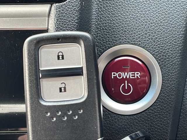 ホンダ フィット ハイブリット Fパッケージ 青森県 2014(平26)年 8.4万km プレミアムホワイトパール ・4WD/・純正ナビ/・ワンセグ/・CD/DVD/Bluetooth/・バックカメラ/・衝突被害軽減ブレーキ/・ワイパーデアイサー/・オートライト/・LEDヘッドライト/・LEDフォグランプ/・ETC/・横滑り防止装置/・アイドリングストップ/・純正フロアマット/・社外AW15インチ/・電動格納ミラー/・スマートキー/・スペアキー有