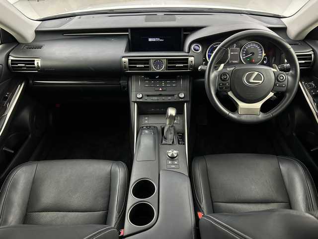 レクサス ＩＳ 300h バージョンL 愛知県 2014(平26)年 5.3万km ホワイトパールクリスタルシャイン メーカーＳＤナビ/（フルセグ/ＣＤ/ＤＶＤ/Bluetooth/BlueRay/ＡＭ/ＦＭ/ＵＳＢ）/バックカメラ/クルーズコイントロール/ＥＴＣ/黒セミアニリン革シート/パワーシート/シートヒーター＆ベンチレーション/革巻きステアリング/純正１７インチアルミホイール/スマートキー/プッシュスタート/ＬＥＤヘッドライト/オートライト/電動サンシェード/ナノイー/横滑り防止装置