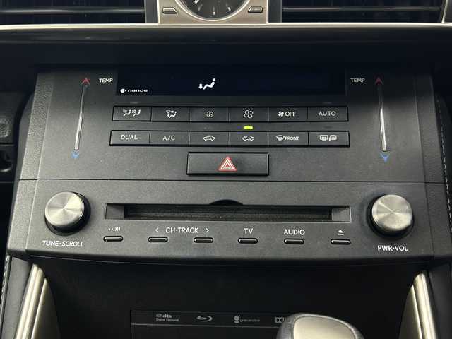 レクサス ＩＳ 300h バージョンL 愛知県 2014(平26)年 5.3万km ホワイトパールクリスタルシャイン メーカーＳＤナビ/（フルセグ/ＣＤ/ＤＶＤ/Bluetooth/BlueRay/ＡＭ/ＦＭ/ＵＳＢ）/バックカメラ/クルーズコイントロール/ＥＴＣ/黒セミアニリン革シート/パワーシート/シートヒーター＆ベンチレーション/革巻きステアリング/純正１７インチアルミホイール/スマートキー/プッシュスタート/ＬＥＤヘッドライト/オートライト/電動サンシェード/ナノイー/横滑り防止装置