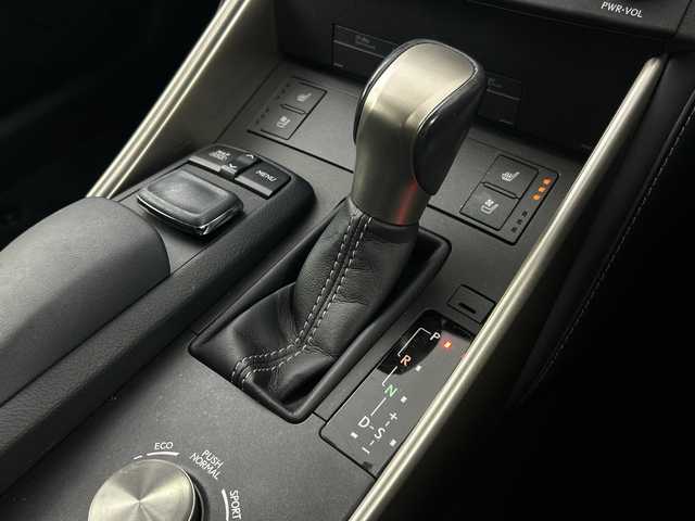 レクサス ＩＳ 300h バージョンL 愛知県 2014(平26)年 5.3万km ホワイトパールクリスタルシャイン メーカーＳＤナビ/（フルセグ/ＣＤ/ＤＶＤ/Bluetooth/BlueRay/ＡＭ/ＦＭ/ＵＳＢ）/バックカメラ/クルーズコイントロール/ＥＴＣ/黒セミアニリン革シート/パワーシート/シートヒーター＆ベンチレーション/革巻きステアリング/純正１７インチアルミホイール/スマートキー/プッシュスタート/ＬＥＤヘッドライト/オートライト/電動サンシェード/ナノイー/横滑り防止装置