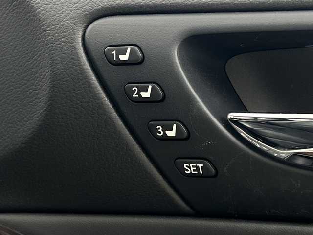 レクサス ＩＳ 300h バージョンL 愛知県 2014(平26)年 5.3万km ホワイトパールクリスタルシャイン メーカーＳＤナビ/（フルセグ/ＣＤ/ＤＶＤ/Bluetooth/BlueRay/ＡＭ/ＦＭ/ＵＳＢ）/バックカメラ/クルーズコイントロール/ＥＴＣ/黒セミアニリン革シート/パワーシート/シートヒーター＆ベンチレーション/革巻きステアリング/純正１７インチアルミホイール/スマートキー/プッシュスタート/ＬＥＤヘッドライト/オートライト/電動サンシェード/ナノイー/横滑り防止装置