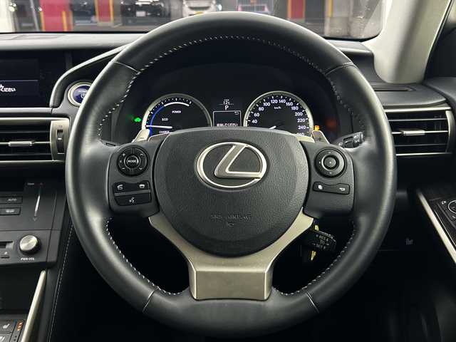 レクサス ＩＳ 300h バージョンL 愛知県 2014(平26)年 5.3万km ホワイトパールクリスタルシャイン メーカーＳＤナビ/（フルセグ/ＣＤ/ＤＶＤ/Bluetooth/BlueRay/ＡＭ/ＦＭ/ＵＳＢ）/バックカメラ/クルーズコイントロール/ＥＴＣ/黒セミアニリン革シート/パワーシート/シートヒーター＆ベンチレーション/革巻きステアリング/純正１７インチアルミホイール/スマートキー/プッシュスタート/ＬＥＤヘッドライト/オートライト/電動サンシェード/ナノイー/横滑り防止装置