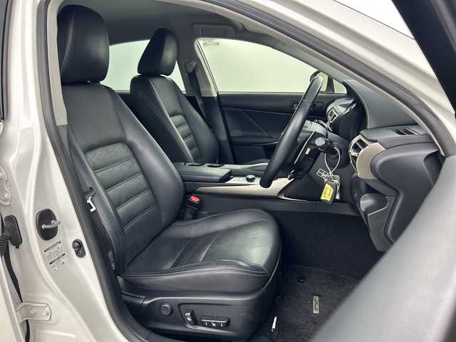 レクサス ＩＳ 300h バージョンL 愛知県 2014(平26)年 5.3万km ホワイトパールクリスタルシャイン メーカーＳＤナビ/（フルセグ/ＣＤ/ＤＶＤ/Bluetooth/BlueRay/ＡＭ/ＦＭ/ＵＳＢ）/バックカメラ/クルーズコイントロール/ＥＴＣ/黒セミアニリン革シート/パワーシート/シートヒーター＆ベンチレーション/革巻きステアリング/純正１７インチアルミホイール/スマートキー/プッシュスタート/ＬＥＤヘッドライト/オートライト/電動サンシェード/ナノイー/横滑り防止装置