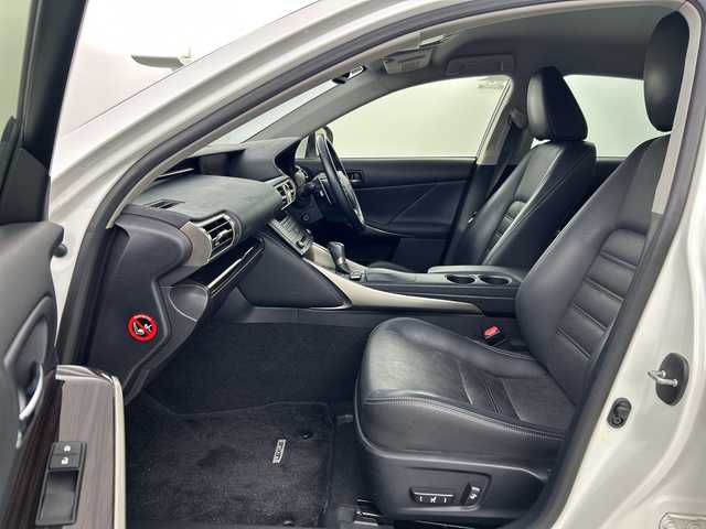 レクサス ＩＳ 300h バージョンL 愛知県 2014(平26)年 5.3万km ホワイトパールクリスタルシャイン メーカーＳＤナビ/（フルセグ/ＣＤ/ＤＶＤ/Bluetooth/BlueRay/ＡＭ/ＦＭ/ＵＳＢ）/バックカメラ/クルーズコイントロール/ＥＴＣ/黒セミアニリン革シート/パワーシート/シートヒーター＆ベンチレーション/革巻きステアリング/純正１７インチアルミホイール/スマートキー/プッシュスタート/ＬＥＤヘッドライト/オートライト/電動サンシェード/ナノイー/横滑り防止装置