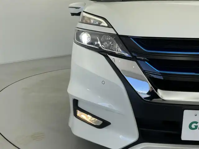 日産 セレナ e－パワー ハイウェイスター V 群馬県 2018(平30)年 2.2万km ブリリアントホワイトパール セーフティパックA/・SRSエアバッグ(カーテン/サイド)/・インテリジェントアラウンドビューモニター/・踏み間違い衝突防止アシスト/・インテリジェントパーキングアシスト/・標識検知機能/ふらつき警報/・フロント/バックソナー/・ヒーター付ドアミラー/寒冷地仕様/・ヒーター付ドアミラー/3列目ヒーターダクト/リアオートエアコン/・革巻きステアリングホイール/ステアリングヒーター/・シートヒーター(運転席/助手席)/＝＝＝＝＝/純正9インチナビ/・AM/FM/CD/DVD/Blu-ray/AUX/SD/Bluetooth/フルセグTV/純正フリップダウンモニター/インテリジェントエマージェンシーブレーキ/LDW(車線逸脱警報)/ハンズフリー両側パワースライドドア/LEDヘッドランプ/ハイビームアシスト/クルーズコントロール/革調シートカバー/2列目超ロングスライド/横スライドシート/スライド機構付スマートアップ3列目シート/パーソナルテーブル(2列目/3列目)/USB電源ソケット(2列目/3列目)/インテリジェントキー/プッシュスタート