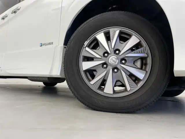 日産 セレナ e－パワー ハイウェイスター V 群馬県 2018(平30)年 2.2万km ブリリアントホワイトパール セーフティパックA/・SRSエアバッグ(カーテン/サイド)/・インテリジェントアラウンドビューモニター/・踏み間違い衝突防止アシスト/・インテリジェントパーキングアシスト/・標識検知機能/ふらつき警報/・フロント/バックソナー/・ヒーター付ドアミラー/寒冷地仕様/・ヒーター付ドアミラー/3列目ヒーターダクト/リアオートエアコン/・革巻きステアリングホイール/ステアリングヒーター/・シートヒーター(運転席/助手席)/＝＝＝＝＝/純正9インチナビ/・AM/FM/CD/DVD/Blu-ray/AUX/SD/Bluetooth/フルセグTV/純正フリップダウンモニター/インテリジェントエマージェンシーブレーキ/LDW(車線逸脱警報)/ハンズフリー両側パワースライドドア/LEDヘッドランプ/ハイビームアシスト/クルーズコントロール/革調シートカバー/2列目超ロングスライド/横スライドシート/スライド機構付スマートアップ3列目シート/パーソナルテーブル(2列目/3列目)/USB電源ソケット(2列目/3列目)/インテリジェントキー/プッシュスタート