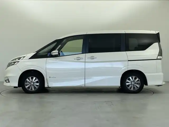 日産 セレナ e－パワー ハイウェイスター V 群馬県 2018(平30)年 2.2万km ブリリアントホワイトパール セーフティパックA/・SRSエアバッグ(カーテン/サイド)/・インテリジェントアラウンドビューモニター/・踏み間違い衝突防止アシスト/・インテリジェントパーキングアシスト/・標識検知機能/ふらつき警報/・フロント/バックソナー/・ヒーター付ドアミラー/寒冷地仕様/・ヒーター付ドアミラー/3列目ヒーターダクト/リアオートエアコン/・革巻きステアリングホイール/ステアリングヒーター/・シートヒーター(運転席/助手席)/＝＝＝＝＝/純正9インチナビ/・AM/FM/CD/DVD/Blu-ray/AUX/SD/Bluetooth/フルセグTV/純正フリップダウンモニター/インテリジェントエマージェンシーブレーキ/LDW(車線逸脱警報)/ハンズフリー両側パワースライドドア/LEDヘッドランプ/ハイビームアシスト/クルーズコントロール/革調シートカバー/2列目超ロングスライド/横スライドシート/スライド機構付スマートアップ3列目シート/パーソナルテーブル(2列目/3列目)/USB電源ソケット(2列目/3列目)/インテリジェントキー/プッシュスタート