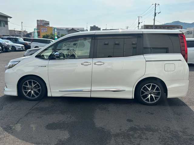 トヨタ エスクァイア ハイブリッド Xi 広島県 2015(平27)年 10.8万km ホワイトパールクリスタルシャイン モデリスタエアロ/モデリスタ17インチアルミホイール/片側パワースライドドア/アルパインビックX11インチナビ/　（DVD/CD/SD/BT/フルセグTV）/アルパインフリップダウンモニター/バックカメラ/ステアリングリモコン/ビルトインETC/前方ドライブレコーダー/前席ヒートシーター/オートリトラミラー/LEDヘッドライト/オートライト/フォグランプ/純正フロアマット/スペアキー/横滑り防止装置/盗難防止装置/保証書/取扱説明書