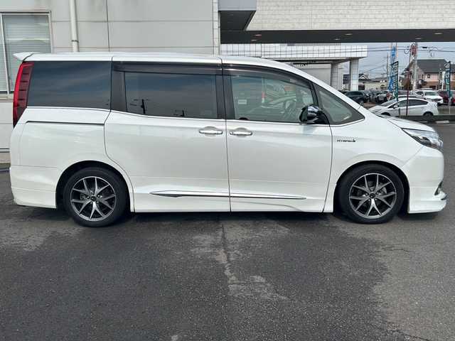 トヨタ エスクァイア ハイブリッド Xi 広島県 2015(平27)年 10.8万km ホワイトパールクリスタルシャイン モデリスタエアロ/モデリスタ17インチアルミホイール/片側パワースライドドア/アルパインビックX11インチナビ/　（DVD/CD/SD/BT/フルセグTV）/アルパインフリップダウンモニター/バックカメラ/ステアリングリモコン/ビルトインETC/前方ドライブレコーダー/前席ヒートシーター/オートリトラミラー/LEDヘッドライト/オートライト/フォグランプ/純正フロアマット/スペアキー/横滑り防止装置/盗難防止装置/保証書/取扱説明書
