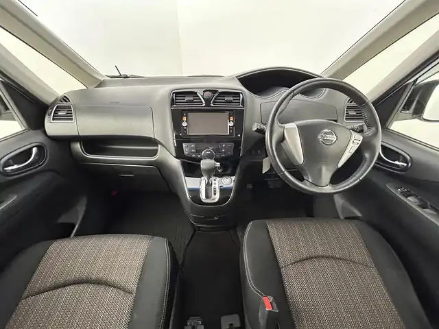 日産 セレナ ハイウェイスター Aセーフティ 道央・札幌 2014(平26)年 5.4万km ブルームーンホワイトP ・4WD/・寒冷地仕様/・純正SDナビ/・CD/DVD/SD/BT/AUX/USB/・フルセグTV/・アラウンドビューモニター/・ETC/・エマージェンシーブレーキ/・クリアランスソナー/・レーンキープアシスト/・横滑り防止装置/・両側パワースライドドア/・ウォークスルー/・ステアリングスイッチ/・電動格納ウィンカーミラー/・キセノンヘッドライト/・オートライト/・フォグライト/・ドアバイザー/・純正フロアマット/・純正15インチAW/・社外AW＋スタッドレスタイヤ積込/・スマートキー/・取扱説明書