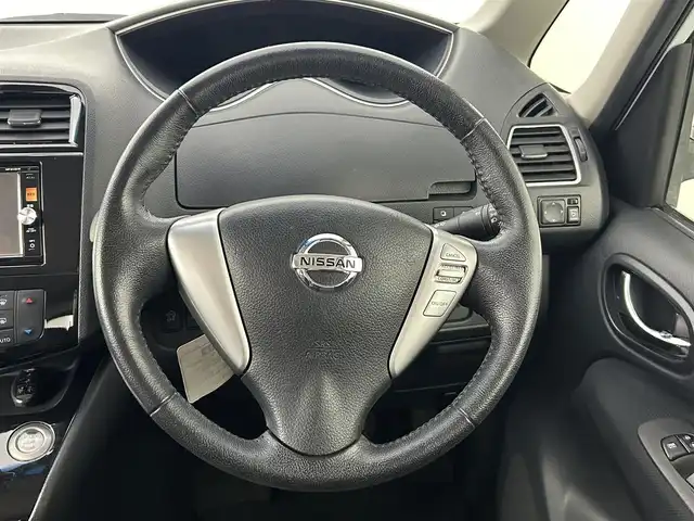 日産 セレナ ハイウェイスター Aセーフティ 道央・札幌 2014(平26)年 5.4万km ブルームーンホワイトP ・4WD/・寒冷地仕様/・純正SDナビ/・CD/DVD/SD/BT/AUX/USB/・フルセグTV/・アラウンドビューモニター/・ETC/・エマージェンシーブレーキ/・クリアランスソナー/・レーンキープアシスト/・横滑り防止装置/・両側パワースライドドア/・ウォークスルー/・ステアリングスイッチ/・電動格納ウィンカーミラー/・キセノンヘッドライト/・オートライト/・フォグライト/・ドアバイザー/・純正フロアマット/・純正15インチAW/・社外AW＋スタッドレスタイヤ積込/・スマートキー/・取扱説明書