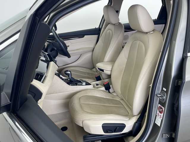 ＢＭＷ ２２５ＸＥ アイパフォーマンス アクティブツアラー ラグジュアリー 秋田県 2016(平28)年 3.4万km プラチナシルバー 4WD/プラグインハイブリッド/純正ナビ（CD/DVD/BT/AUX）/バックカメラ/オートクルーズコントロール/レザーシート/前席パワーシート/前席シートヒーター/ヘッドアップディスプレイ/LEDヘッドライト/オートライト/スマートキー/スペアキー/電動パーキングブレーキ/パワーバックドア/ETC/取説・保証書/充電ケーブル