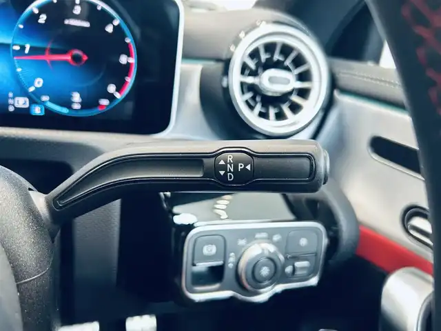 メルセデス・ベンツ ＣＬＡ２００ｄ AMGライン 大阪府 2019(令1)年 1.9万km ポーラホワイト レザーエクスクルーシブP/アドバンスドP/レーダーセーフティP/サンルーフ/HUD/赤黒革/メモリ付きパワーシート/シートヒーター/純正ナビ/TV/360度カメラ/ACC/ブラインドスポット/純正18インチAW/LEDヘッドライト/アンビエントライト/ETC/ドラレコ/レーダー探知機/ワイヤレス充電