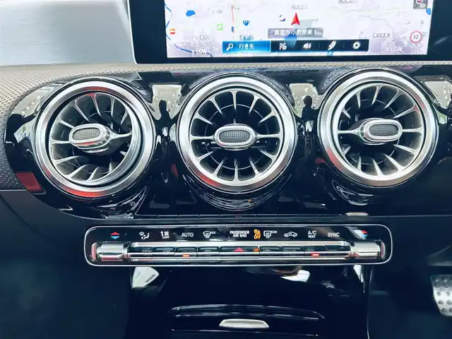 メルセデス・ベンツ ＣＬＡ２００ｄ AMGライン 大阪府 2019(令1)年 1.9万km ポーラホワイト レザーエクスクルーシブP/アドバンスドP/レーダーセーフティP/サンルーフ/HUD/赤黒革/メモリ付きパワーシート/シートヒーター/純正ナビ/TV/360度カメラ/ACC/ブラインドスポット/純正18インチAW/LEDヘッドライト/アンビエントライト/ETC/ドラレコ/レーダー探知機/ワイヤレス充電