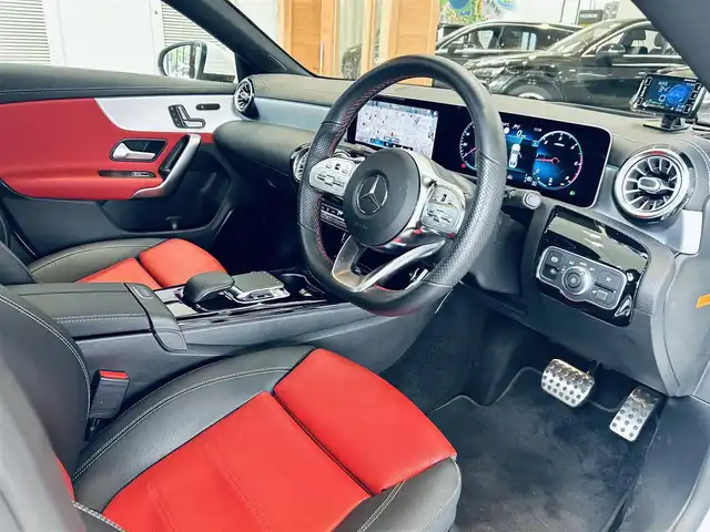 メルセデス・ベンツ ＣＬＡ２００ｄ AMGライン 大阪府 2019(令1)年 1.9万km ポーラホワイト レザーエクスクルーシブP/アドバンスドP/レーダーセーフティP/サンルーフ/HUD/赤黒革/メモリ付きパワーシート/シートヒーター/純正ナビ/TV/360度カメラ/ACC/ブラインドスポット/純正18インチAW/LEDヘッドライト/アンビエントライト/ETC/ドラレコ/レーダー探知機/ワイヤレス充電