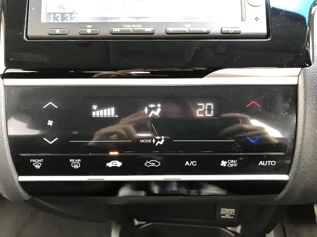 ホンダ フィット ハイブリット Lパッケージ 愛知県 2014(平26)年 10.9万km アラバスターシルバーメタリック 純正7インチナビ/クルコン/バックカメラ/ドラレコ/ETC/横滑り防止/オートライト/ドアバイザー/鉄チン付き夏タイヤ4本車載