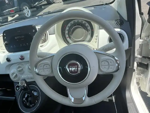 フィアット ５００ ツインエア ポップ 宮崎県 2020(令2)年 5.5万km ボサノバホワイト 純正ディスプレイオーディオ　/Ｂｌｕｅｔｏｏｔｈ　/ＡＭ　ＦＭ　/ＥＴＣ　/３６０度ドライブレコーダー　/社外１４インチアルミホイール　/純正フロアマット　/ハロゲンライト　/ＬＥＤデイランニングライト/カーボン調ルーフラッピング