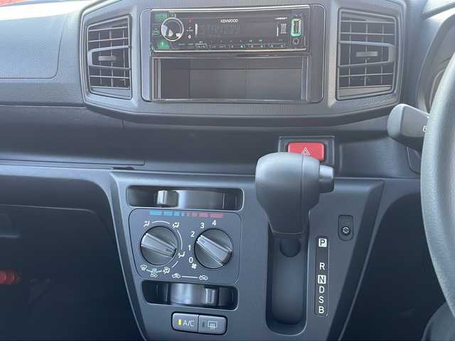 ダイハツ ミラ イース L SAⅢ 青森県 2023(令5)年 2万km ブラックマイカメタリック 4WD/社外オーディオ/CD・Bluetooth・USB・AUX/スマートアシストIII/衝突回避支援ブレーキ機能/前後誤発進抑制制御機能/車線逸脱警報機能/先行車発進お知らせ機能/オートハイビーム/前後コーナーセンサー/リモコンキー/ハロゲンヘッドライト/純正フロアマット/アイドリングストップ