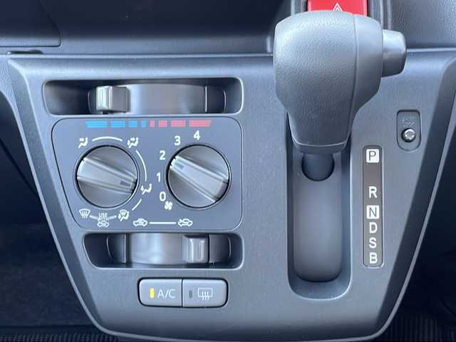 ダイハツ ミラ イース L SAⅢ 青森県 2023(令5)年 2万km ブラックマイカメタリック 4WD/社外オーディオ/CD・Bluetooth・USB・AUX/スマートアシストIII/衝突回避支援ブレーキ機能/前後誤発進抑制制御機能/車線逸脱警報機能/先行車発進お知らせ機能/オートハイビーム/前後コーナーセンサー/リモコンキー/ハロゲンヘッドライト/純正フロアマット/アイドリングストップ