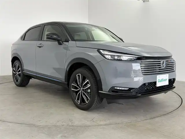 ホンダ ヴェゼル ハイブリッド e:HEV Z PLaYパッケージ 愛知県 2025(令7)年 0.1万km グレーⅡ ・純正ディスプレイナビ/（BT/Carplay/USB）/・フルセグTV/・バックカメラ/・電動パーキングシステム/・電動バックドア/・ハーフレザーシート/・前席シートヒーター/・ホンダセンシング/レーダークルーズコントロール/衝突軽減ブレーキ/レーンアシストシステム/ブラインドスポットモニター/コーナーセンサー/・クイック充電/・ステアリングヒーター/・パドルシフト/・純正１８インチAW/225/50/R18/・ETC2.0/・純正LEDライト/・保証書/・取扱説明書