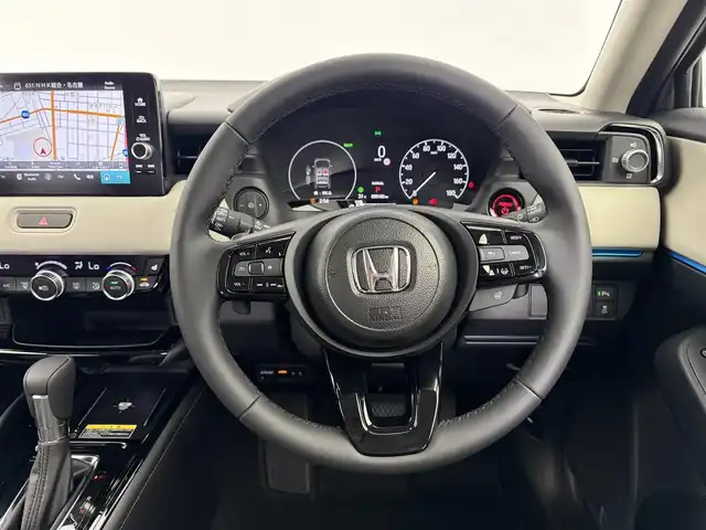 ホンダ ヴェゼル ハイブリッド e:HEV Z PLaYパッケージ 愛知県 2025(令7)年 0.1万km グレーⅡ ・純正ディスプレイナビ/（BT/Carplay/USB）/・フルセグTV/・バックカメラ/・電動パーキングシステム/・電動バックドア/・ハーフレザーシート/・前席シートヒーター/・ホンダセンシング/レーダークルーズコントロール/衝突軽減ブレーキ/レーンアシストシステム/ブラインドスポットモニター/コーナーセンサー/・クイック充電/・ステアリングヒーター/・パドルシフト/・純正１８インチAW/225/50/R18/・ETC2.0/・純正LEDライト/・保証書/・取扱説明書