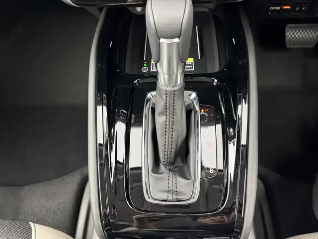ホンダ ヴェゼル ハイブリッド e:HEV Z PLaYパッケージ 愛知県 2025(令7)年 0.1万km グレーⅡ ・純正ディスプレイナビ/（BT/Carplay/USB）/・フルセグTV/・バックカメラ/・電動パーキングシステム/・電動バックドア/・ハーフレザーシート/・前席シートヒーター/・ホンダセンシング/レーダークルーズコントロール/衝突軽減ブレーキ/レーンアシストシステム/ブラインドスポットモニター/コーナーセンサー/・クイック充電/・ステアリングヒーター/・パドルシフト/・純正１８インチAW/225/50/R18/・ETC2.0/・純正LEDライト/・保証書/・取扱説明書