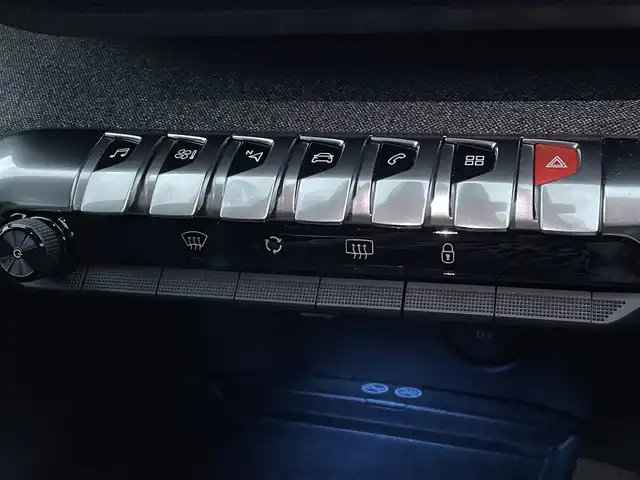 プジョー ５００８ アリュール 東京都 2018(平30)年 4.4万km パール 純正ディスプレイオーディオ/AppleCarplay/Bluetooth接続/360°カメラ/ワンオーナー/アダプティブクルーズコントロール/衝突被害軽減ブレーキ/レーンキープアシスト/ブラインドスポットモニター/ハーフレザーシート/パーキングセンサー/アンビエントライト/パワーバックドア