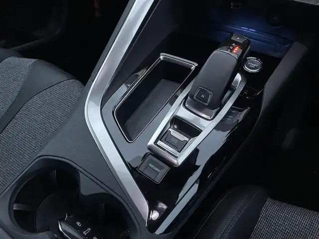 プジョー ５００８ アリュール 東京都 2018(平30)年 4.4万km パール 純正ディスプレイオーディオ/AppleCarplay/Bluetooth接続/360°カメラ/ワンオーナー/アダプティブクルーズコントロール/衝突被害軽減ブレーキ/レーンキープアシスト/ブラインドスポットモニター/ハーフレザーシート/パーキングセンサー/アンビエントライト/パワーバックドア
